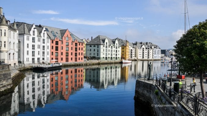 La città di Alesund con i suoi Fiordi e Canali