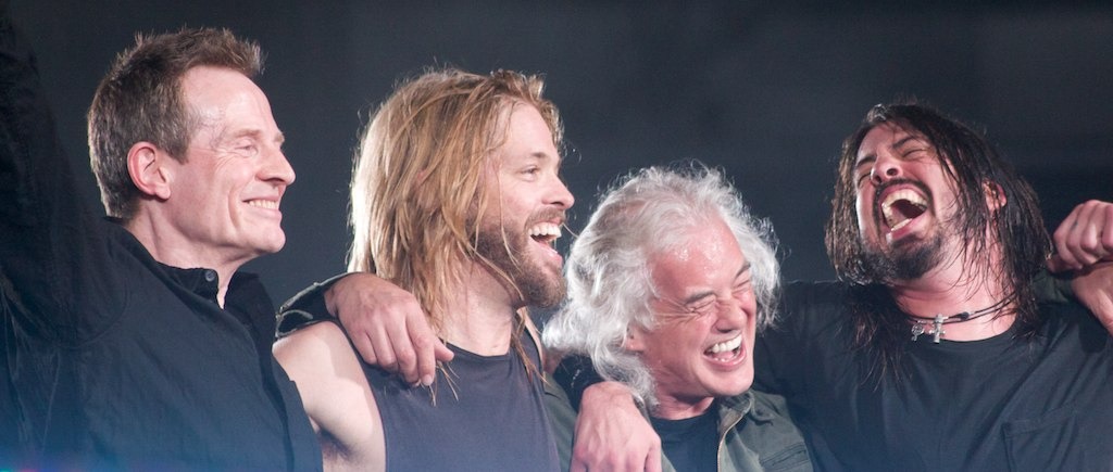I Foo Fighters con Jon Paul Jones e Jimmy Page dei Led Zeppelin